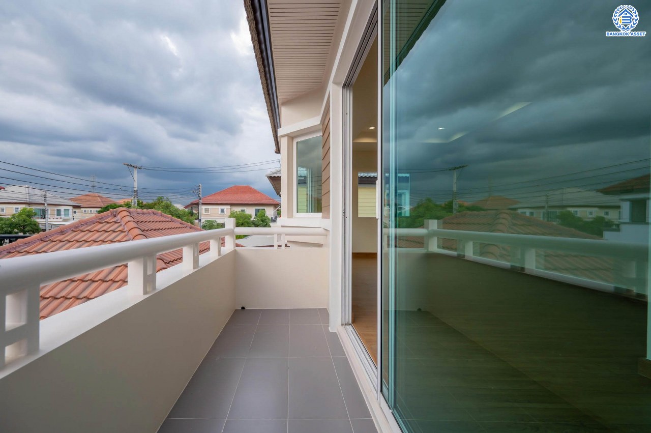 บ้านมือสองตกแต่งใหม่ โครงการ ชวนชื่น กรีนบาวด์ เนื้อที่ 54 ตร.ว. ฟังก์ชัน 3 ห้องนอน 3 ห้องน้ำ 1 ห้องอเนกประสงค์ จอดรถได้ 2 คัน บรรยากาศเงียบสงบเป็นส่วนตัว สิ่งอำนวยความสะดวกมากมาย! บนทำเลศักยภาพ หน้าโครงการติดถนนใหญ่ ใกล้จุดขึ้นทางด่วน "ศรีสมาน"